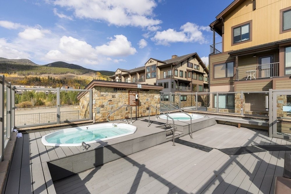 2754 slopeside condo by redawning