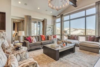 Gorgeous Five Bedroom Penthouse In The Heart Of Park City 5 Apartment Hotel By Redawning,6702 Stein Circle,3.5 star
