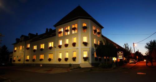 hotel korona eger