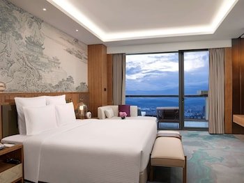 pullman yuxi falcon