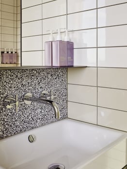 tribe london canary wharf