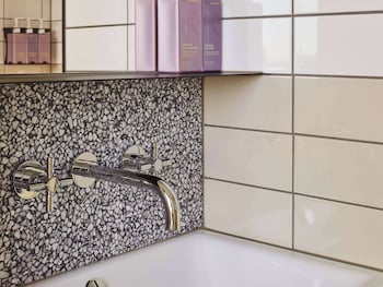 tribe london canary wharf