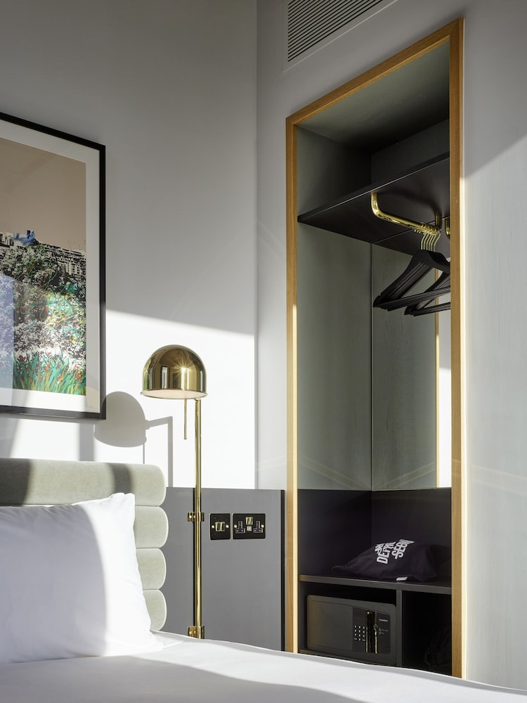 tribe london canary wharf