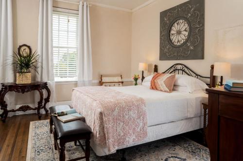 magnolia manor and chapel