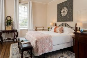 magnolia manor and chapel