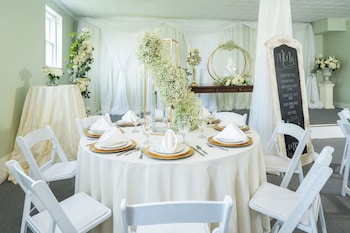 magnolia manor and chapel