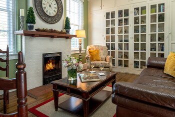 magnolia manor and chapel