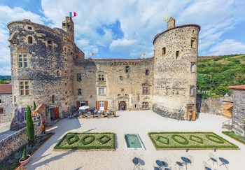 Château De Saint Vidal,3 Place Du Chateau,5 star