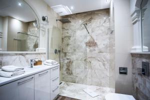 30th floor apartments in sky tower