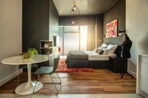 30th floor apartments in sky tower