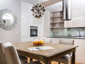 30th floor apartments in sky tower