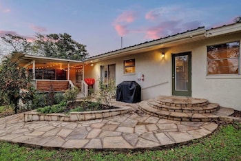 luxury lakefront oasis w boat dock firepit