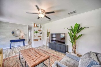 Luxury Lakefront Oasis W/Boat Dock-Firepit,,4 star