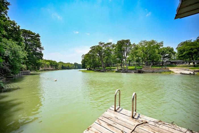luxury lakefront oasis w boat dock firepit