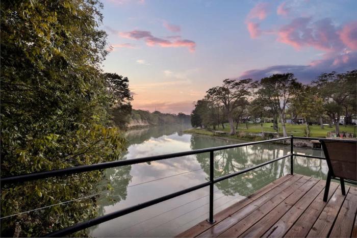 luxury lakefront oasis w boat dock firepit