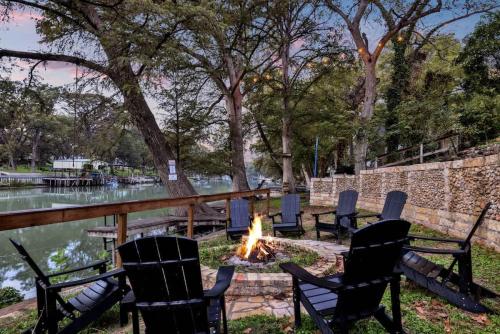 luxury lakefront oasis w boat dock firepit