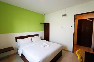 golden roof hotel falim ipoh