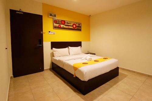 golden roof hotel falim ipoh