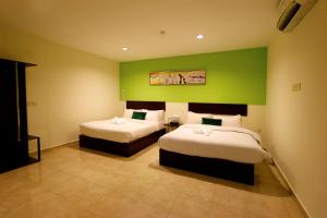 golden roof hotel falim ipoh