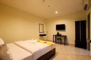 golden roof hotel falim ipoh