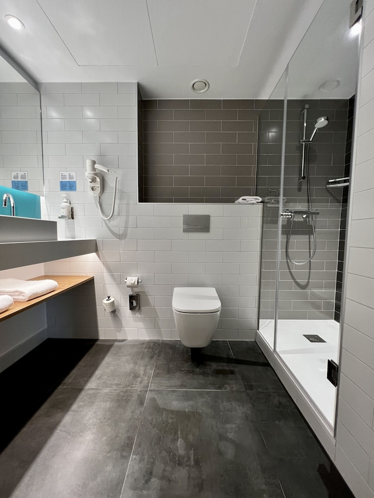 holiday inn express madrid airport an ihg hotel