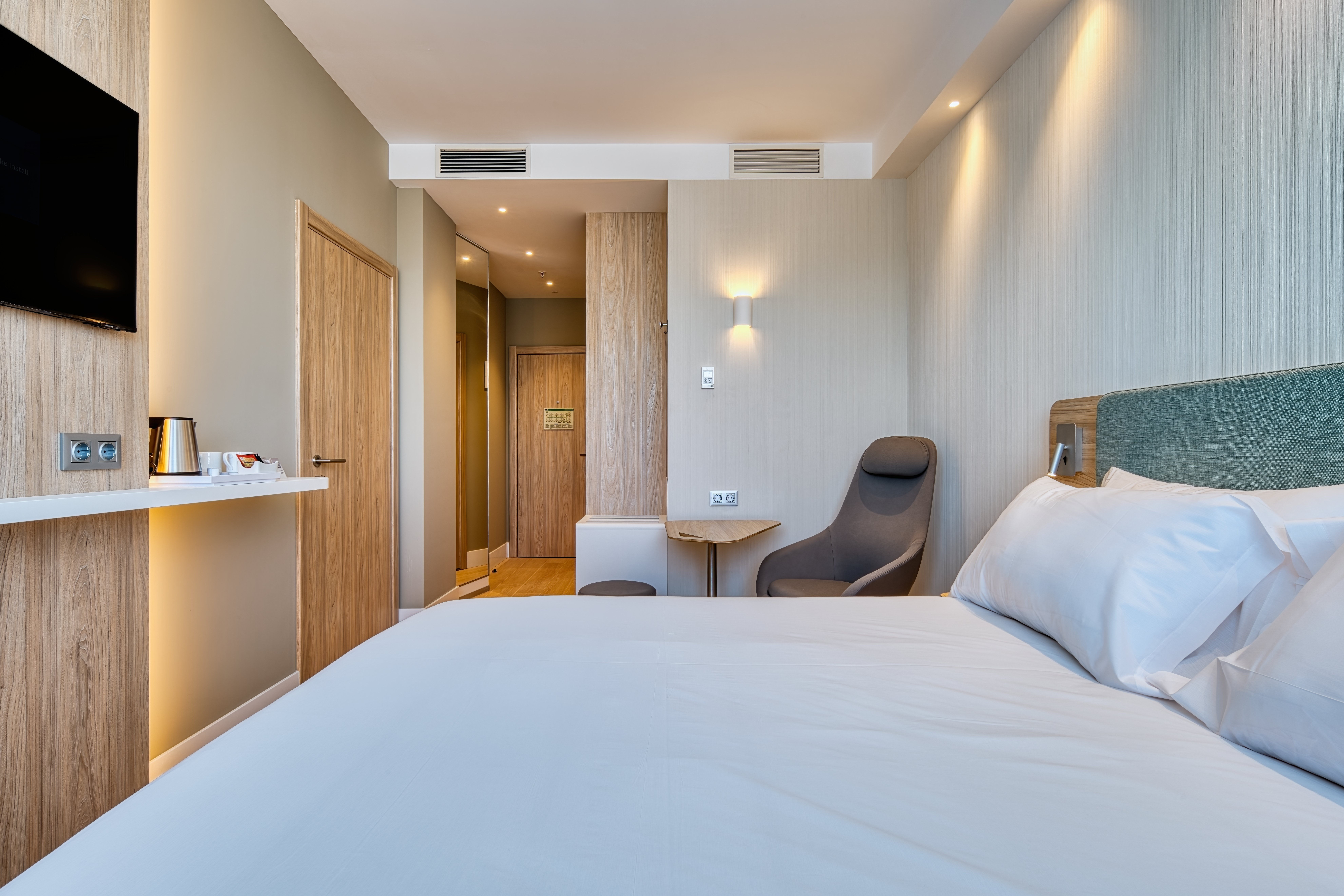 holiday inn express madrid airport an ihg hotel