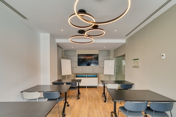 holiday inn express madrid airport an ihg hotel