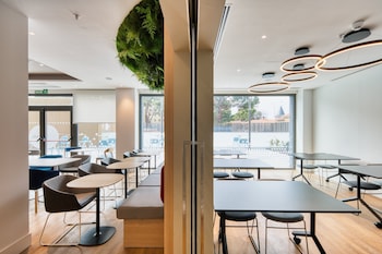 holiday inn express madrid airport an ihg hotel