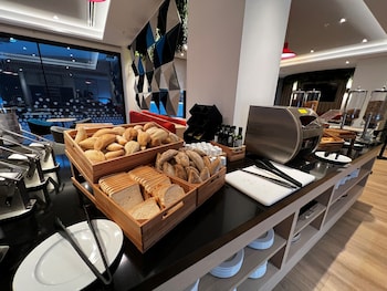 holiday inn express madrid airport an ihg hotel