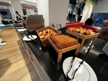 holiday inn express madrid airport an ihg hotel