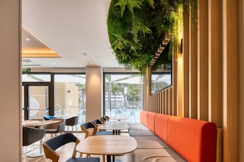 holiday inn express madrid airport an ihg hotel