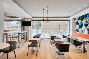 holiday inn express madrid airport an ihg hotel