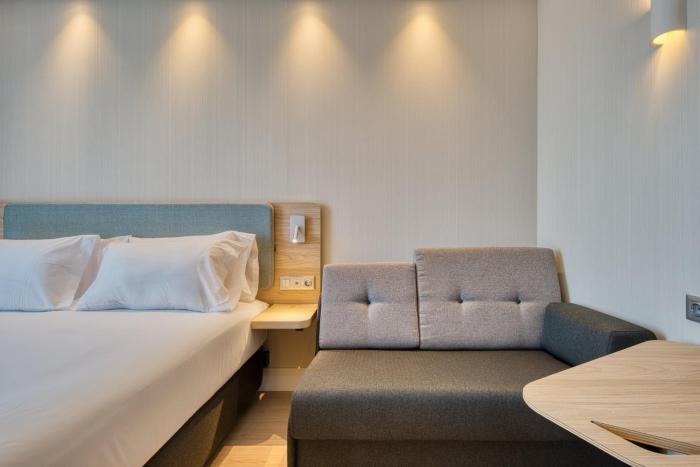 holiday inn express madrid airport an ihg hotel