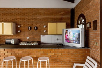 casa com piscina e churrasqueira em caraguatatuba