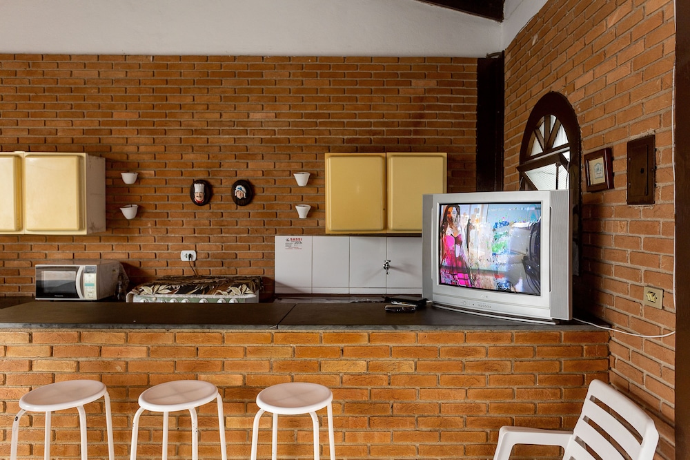 casa com piscina e churrasqueira em caraguatatuba