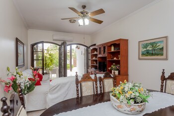 casa com piscina e churrasqueira em caraguatatuba