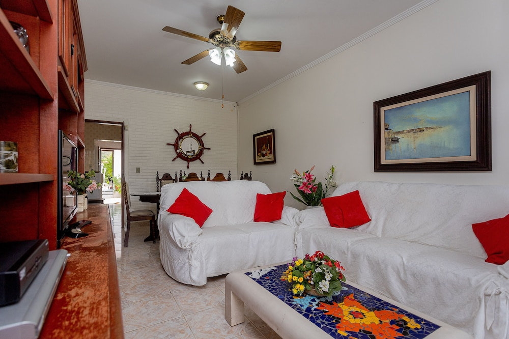 casa com piscina e churrasqueira em caraguatatuba