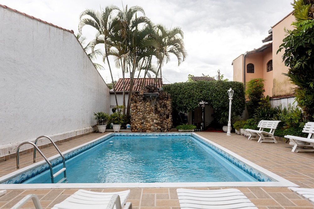 casa com piscina e churrasqueira em caraguatatuba