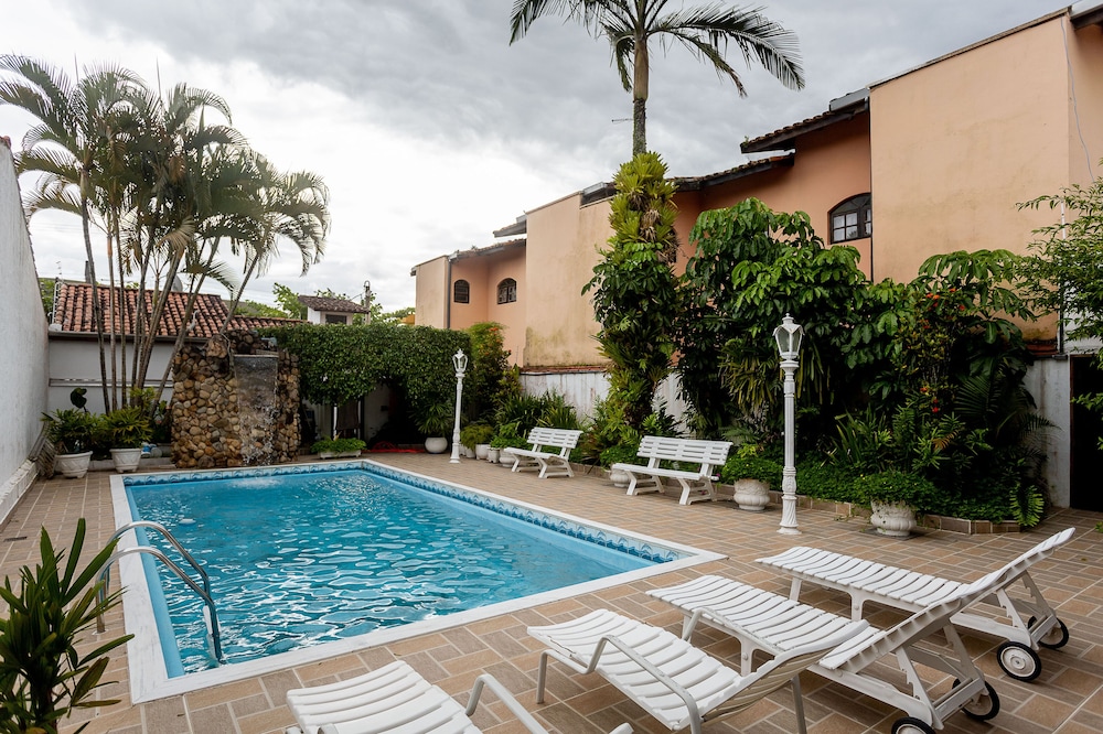 casa com piscina e churrasqueira em caraguatatuba