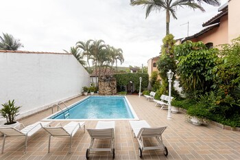 casa com piscina e churrasqueira em caraguatatuba