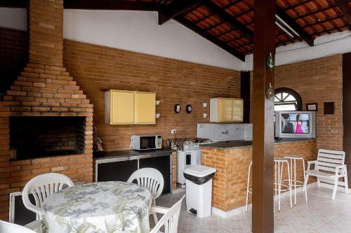 casa com piscina e churrasqueira em caraguatatuba