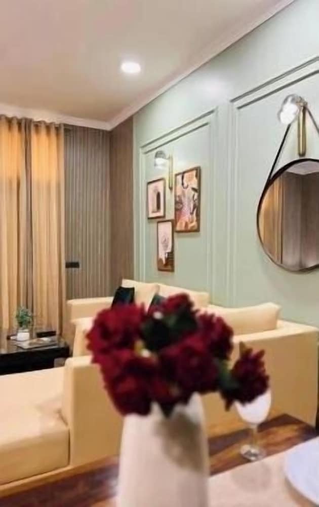 bluo modern 1bhk dlf galleria market