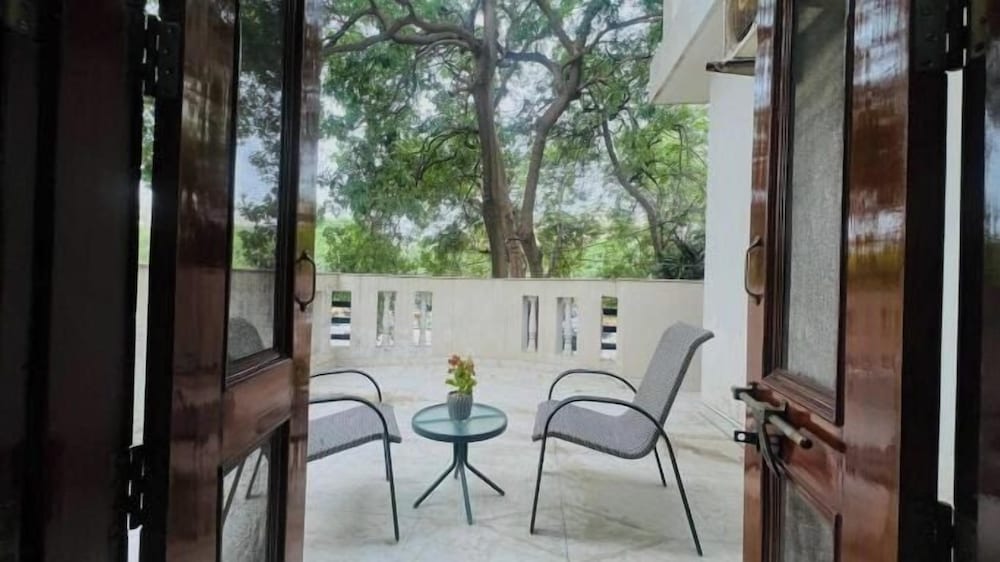 bluo modern 1bhk dlf galleria market