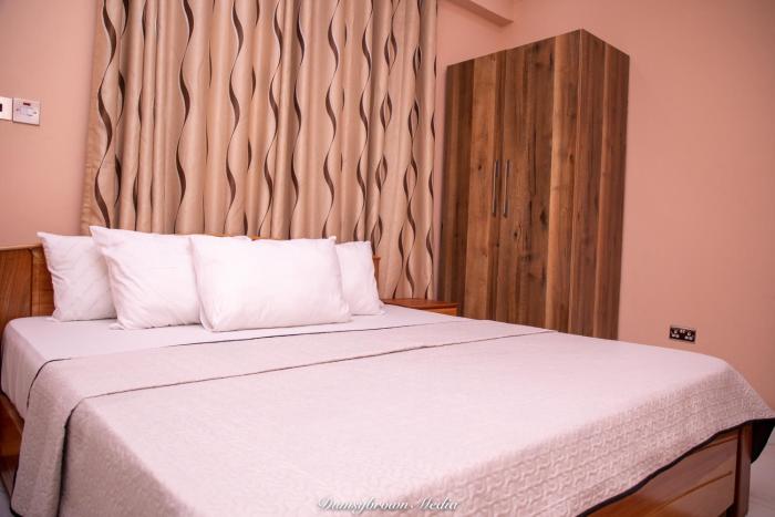 stunning 2 bedroom furnished apartment in accra