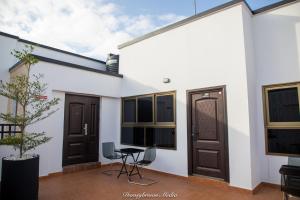 stunning 2 bedroom furnished apartment in accra