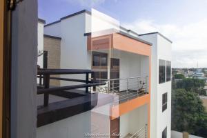 stunning 2 bedroom furnished apartment in accra