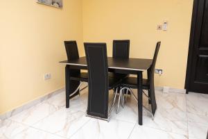 stunning 2 bedroom furnished apartment in accra