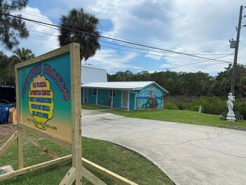 neptunes grotto waterfront retreat