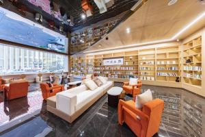 atour hotel wuhan chuhe hanjie hanxiu theater