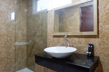 3br luxurious and elegant apartment at grand sungkono lagoon